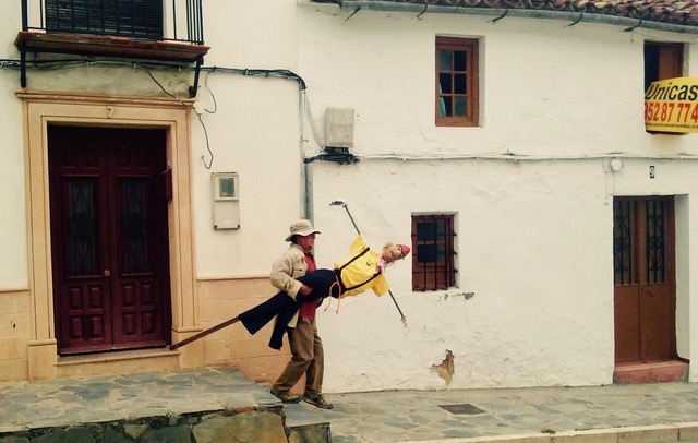 Scarecrow in transit. Photo @ snobb.net 